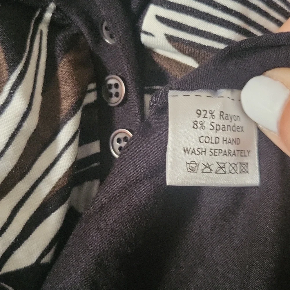 Vertigo Paris Top - Black White Flower - Picture 6 of 6